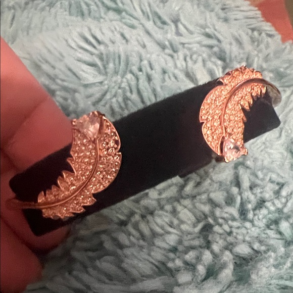 🚨sold 🚨Swarovski Feather bracelet! - Picture 7 of 7